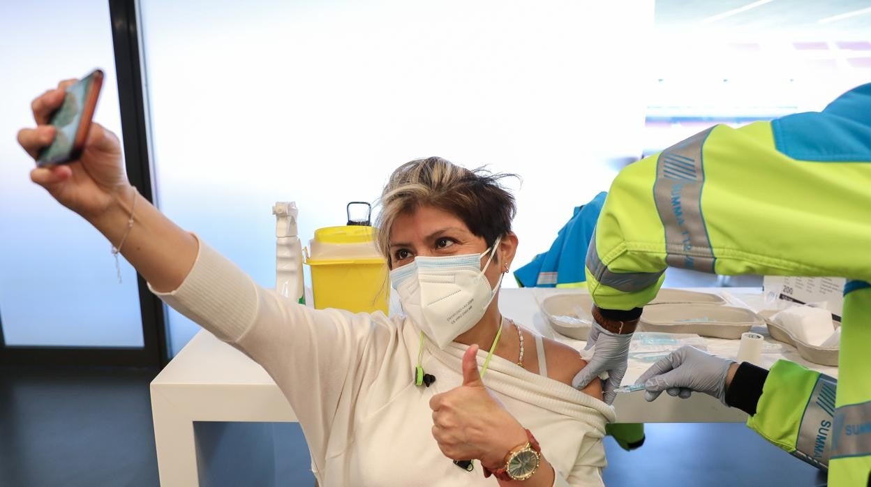 Una mujer recibe la primera dosis de la vacuna de AstraZeneca contra la COVID-19 en el estadio Wanda Metropolitano, en Madrid (España), a 24 de marzo de 2021
