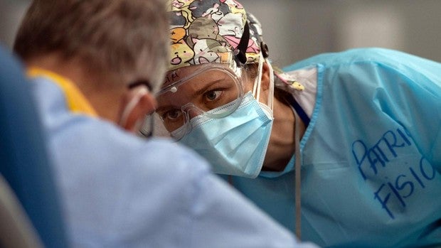 ¿Sería buena idea retrasar la segunda dosis de Moderna y Pfizer para vacunar antes a más gente?