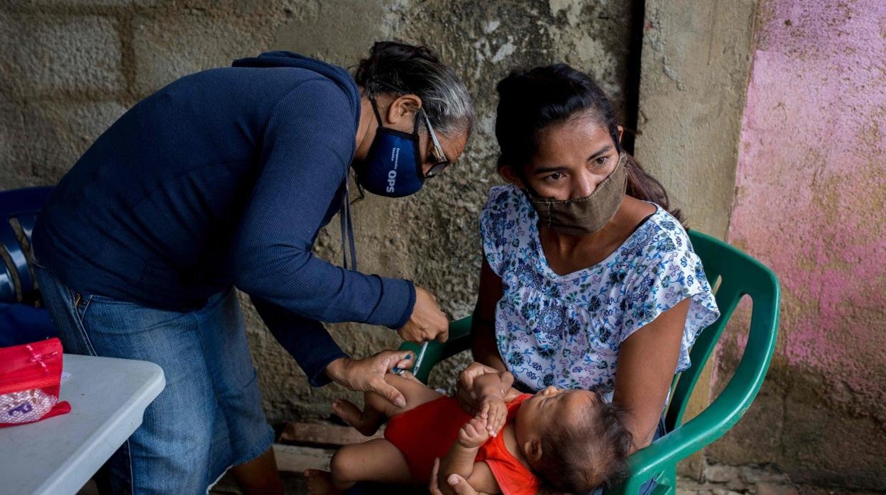 Un niño es vacunado de la malaria en Venezuela (en el esatdo de Anzoategui)