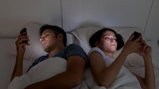 ¿Ayuda a dormir mejor ver el móvil en modo luz nocturna?