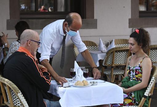 Existe la contradicción que supone la imposición del uso obligatorio de la mascarilla en todo momento en espacios públicos abiertos, permitiendo excepciones al entrar en un restaurante o un bar