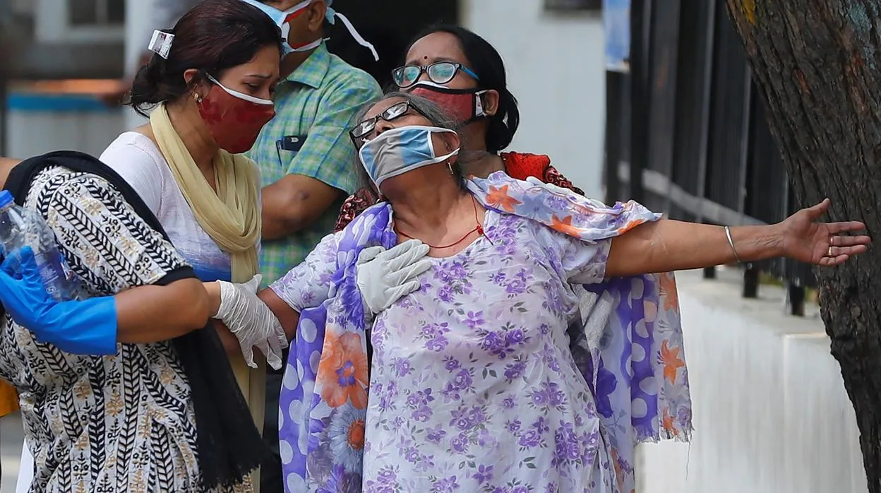 Una mujer llora la muerte de su hijo por Covid-19 en una morgue de un hospital de Delhi, India, 12 de mayo de 2021.