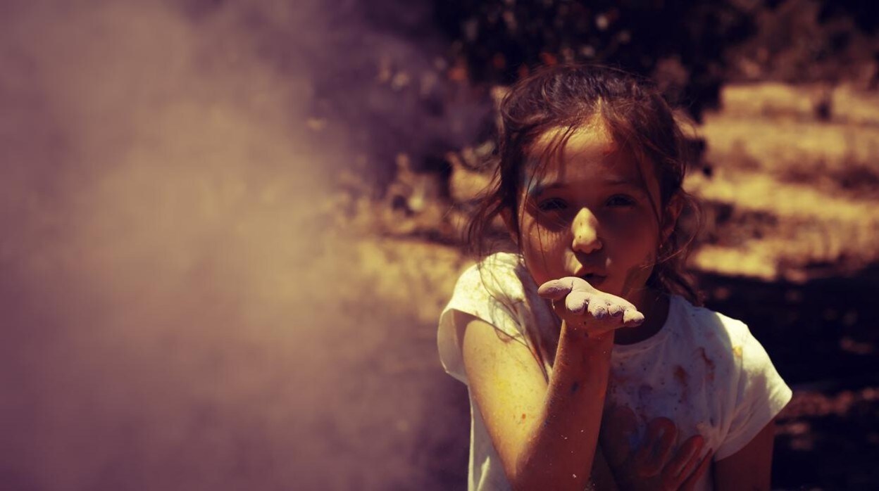 Una niña con fibrosis quística protagoniza la imagen ‘Soplo’, obra de Juan José Quiles, participante en el II certamen fotográfico solidario de Cinfa «La mirada del paciente».