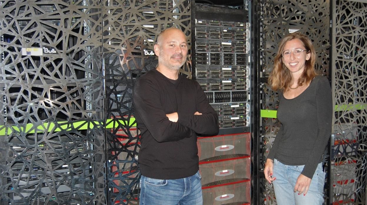 Sergi Beltran y Leslie Matalonga fotografiados frente a una supercomputadora y servidores que albergan la plataforma RD-Connect GPAP.