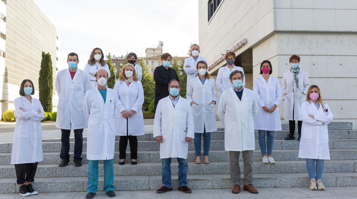 Vicente Fresquet y José Ángel Martínez-Climent (investigador del CIBERONC, en el centro) con investigadores del Cima y de la Clínica Universidad de Navarra que participan en el estudio.