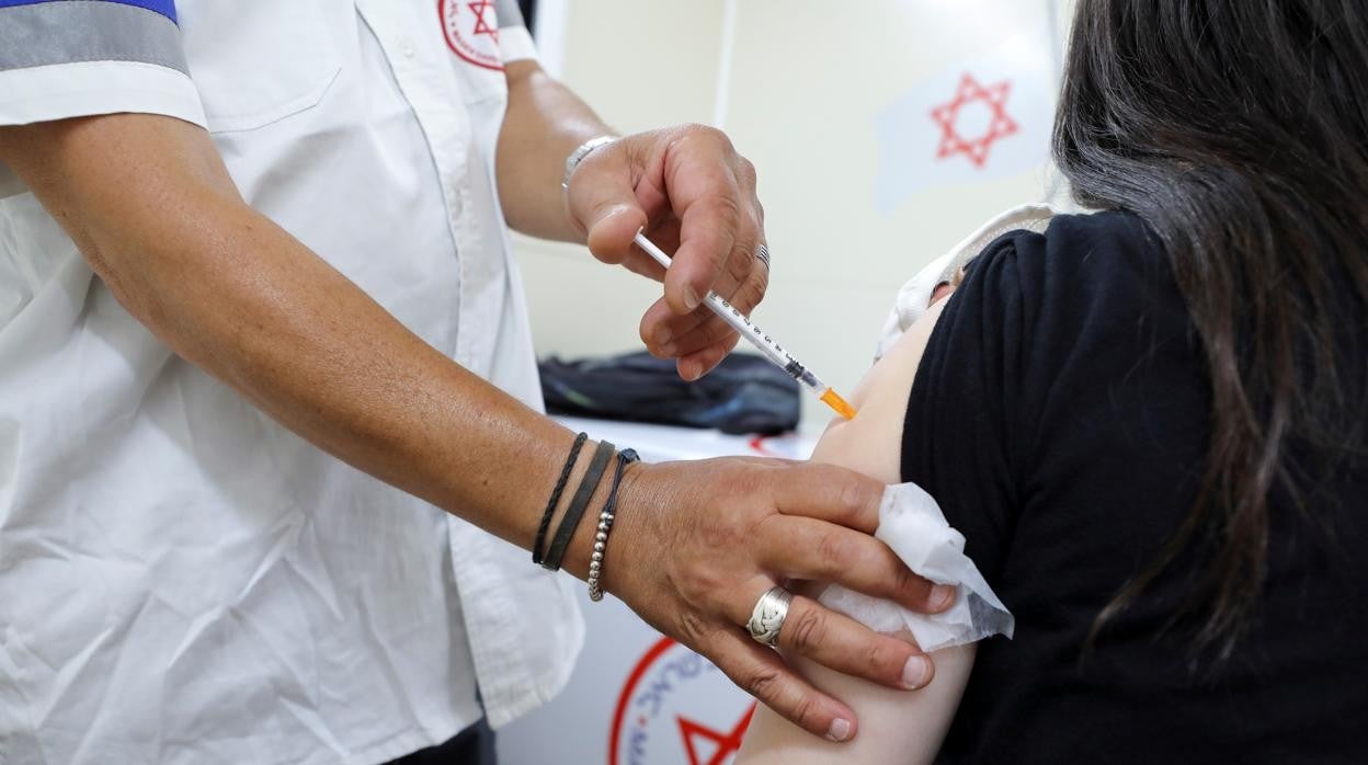 Vacunacion tercera dosis en Israel
