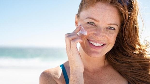 Cómo evitar las manchas solares en la piel