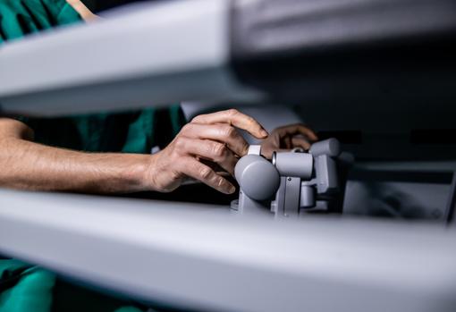 Equipo Médico dirigiendo la consola a través de la cual se manejan los brazos del Da Vinci