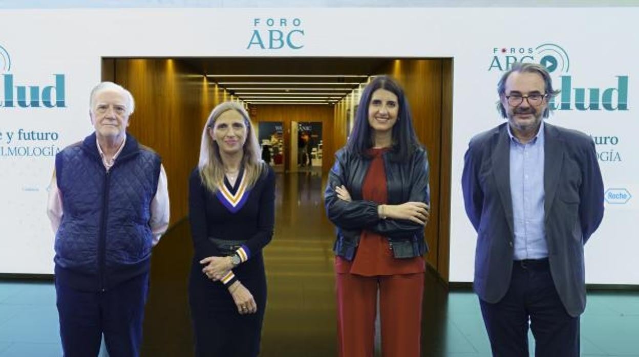 Los participantes en el Foro ABC Salud. De izqda. a dcha., Jacinto Zulueta, Maribel López Gálvez, Mónica Palomanes y Alfredo García Layana