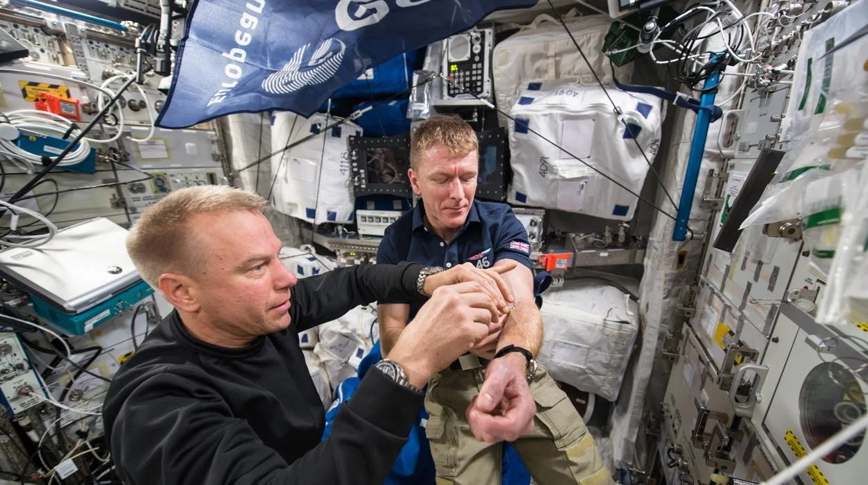 Primera extracción de sangre del astronauta Tim Peake completada en el espacio