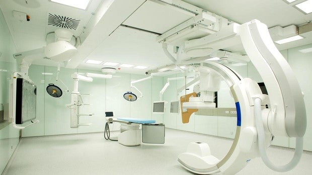 Tratan de forma pionera en España un aneurisma cerebral por la muñeca