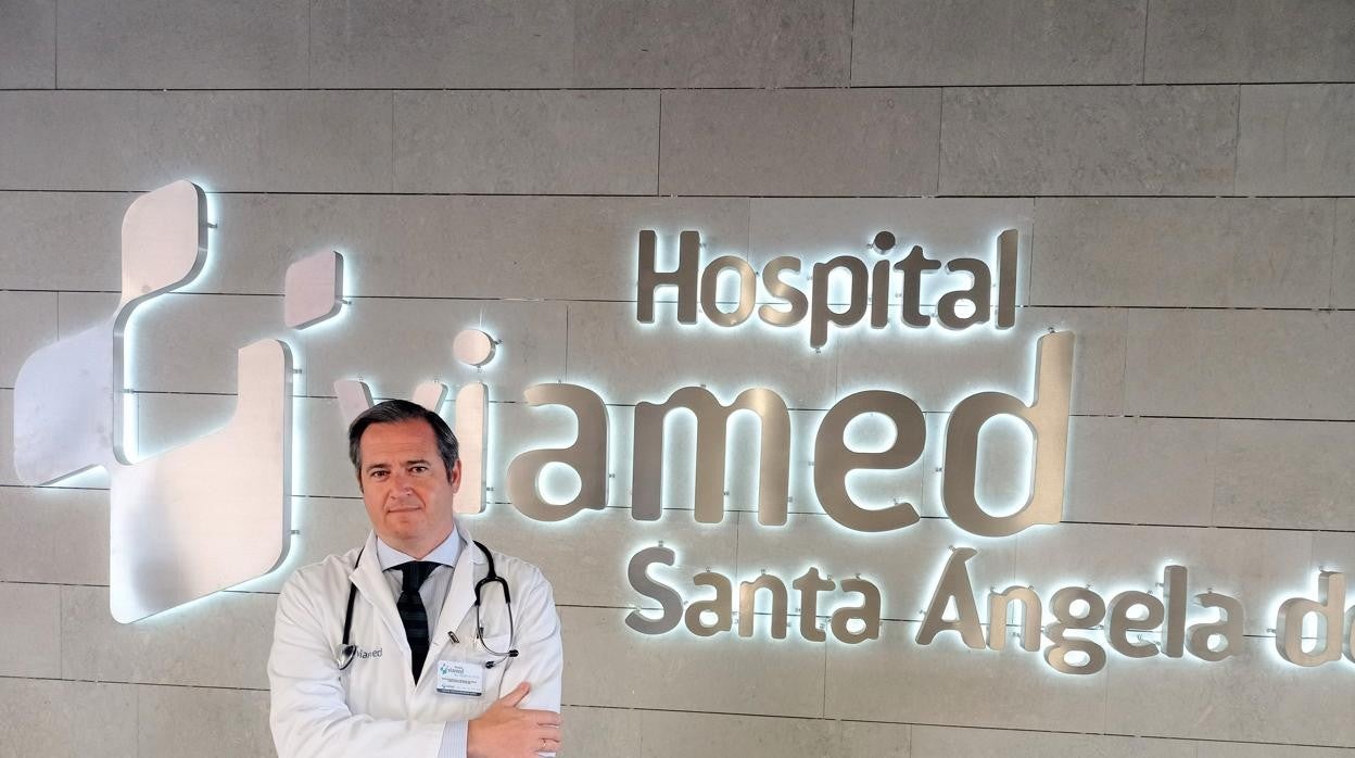 Dr. Márquez, neumólogo del Hospital Viamed Santa Ángela de la Cruz