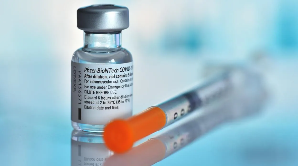 Un vial de la vacuna contra el Covid-19 de Pfizer