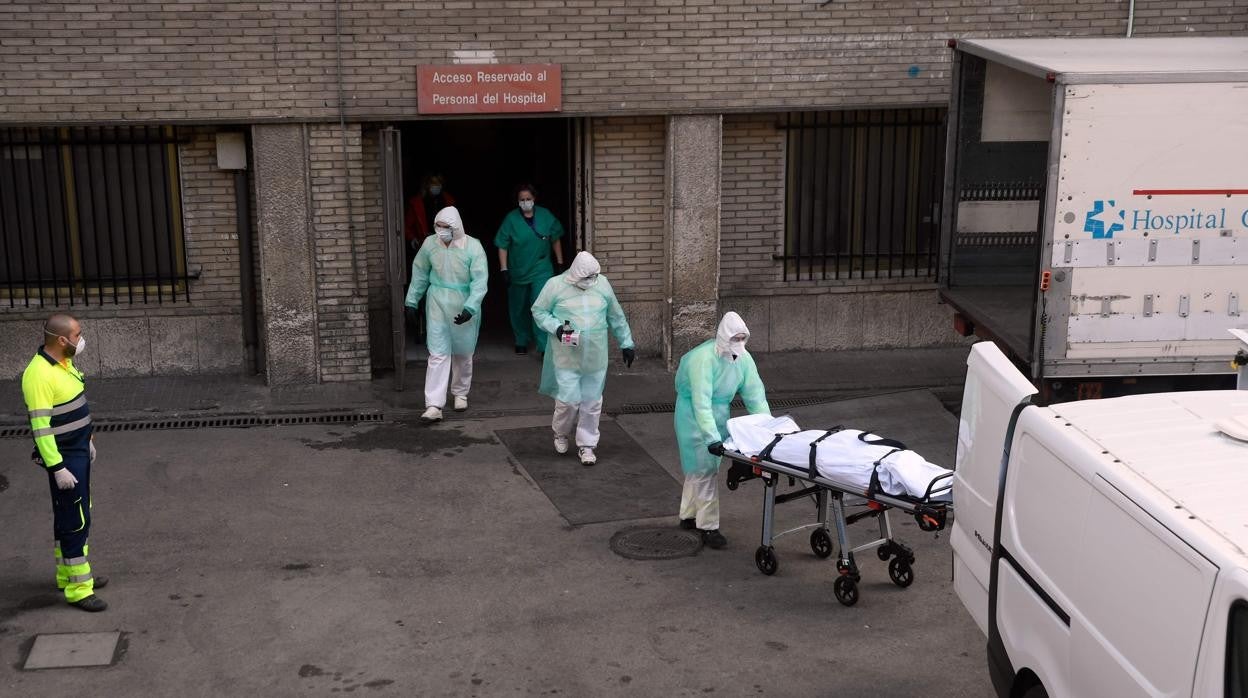 Personal sanitario traslada a un fallecido por Covid-19