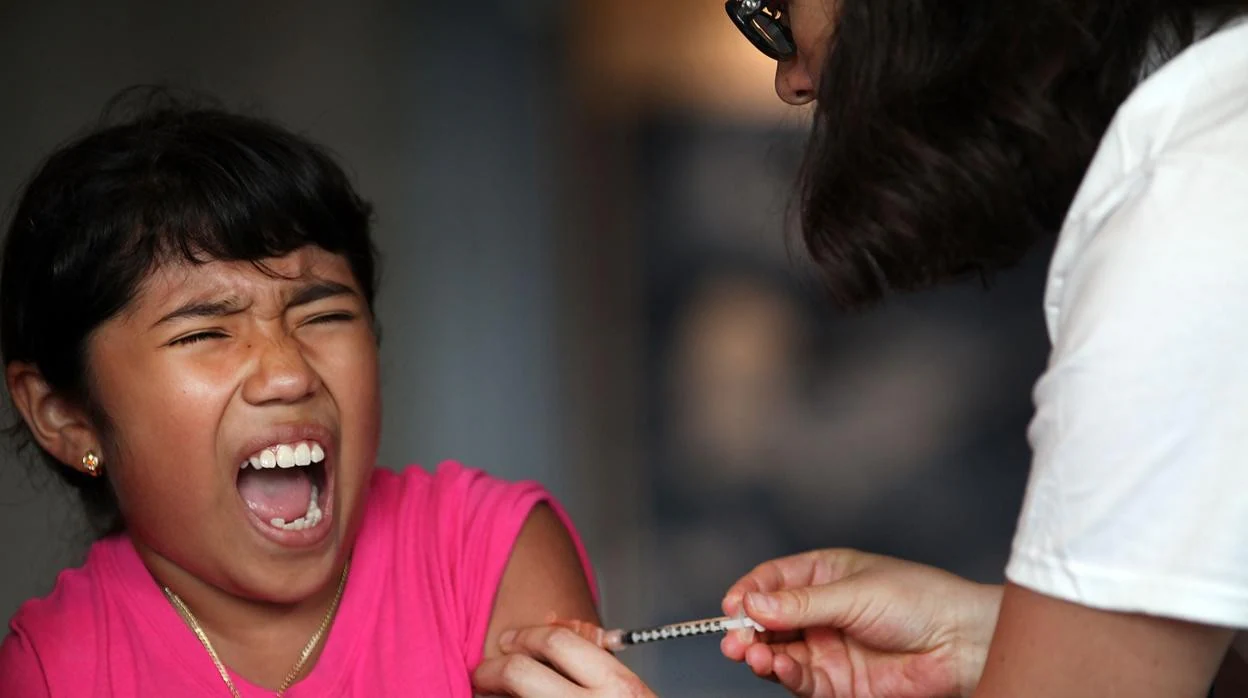 Una niña recibe una vacuna contra la hepatitis