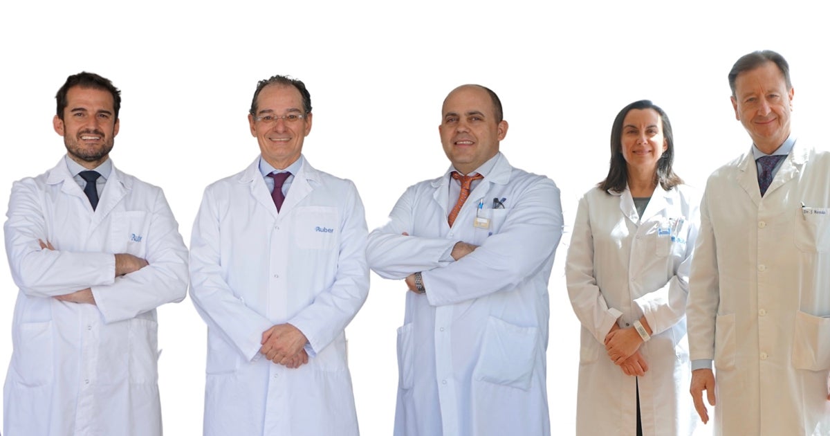 Equipo quirúrgico y oncológico de la Unidad de Sarcomas del Hospital Ruber Internacional. De izquierda a derecha: doctores César Casado, Eduardo Ortiz, Pablo Gallo, Belén Belinchón, Javier Román y Aurora Rodríguez