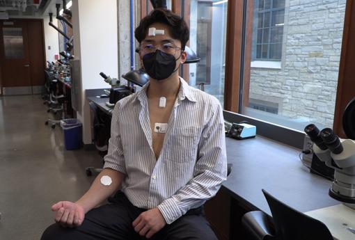 Voluntario con el dispositivo