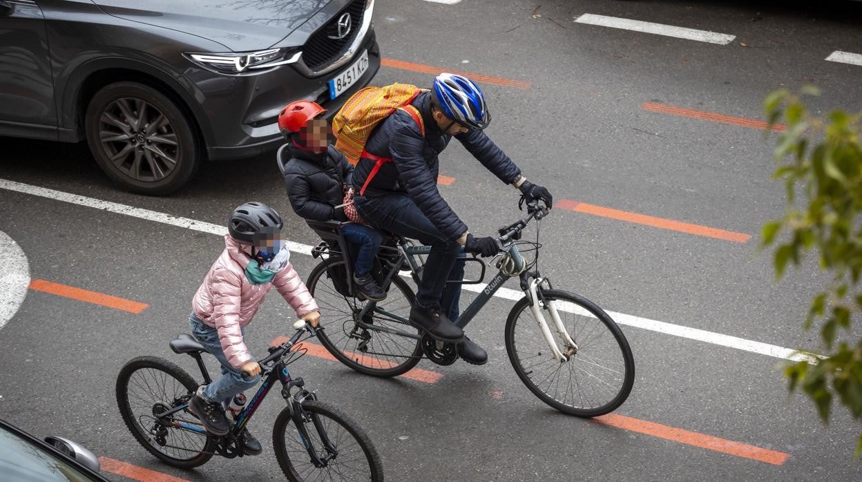 Niños camino del colegio