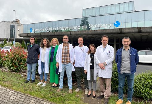 El doctor Anxo Fernández Ferreiro (4º por la derecha) con su equipo