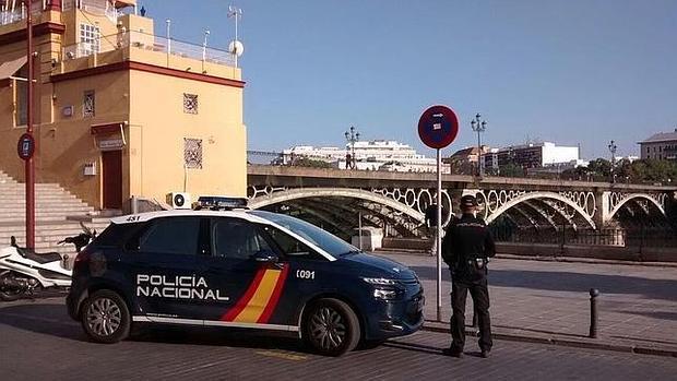 La Policía Nacional, junto al Puente de Triana