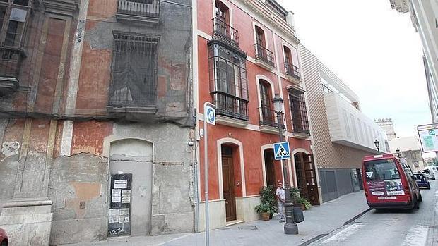 El polémico edificio de González Cordón, al fondo, junto a la Casa del Tesorero