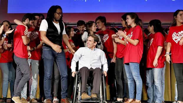 Amuda Goueli, Toñejo y, detrás de él, Anne Dauphine rodeados de un grupo de voluntarios