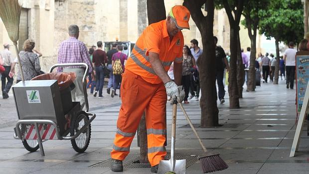 Un trabajador de Sadeco barre junto a la Mezquita-Catedral