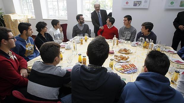 Estudiantes en el transcurso de un «Café con Ciencia»