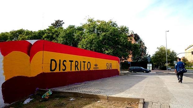 El Ayuntmiento decoró el vallado con una bandera de España, ahora tapada por el color morado