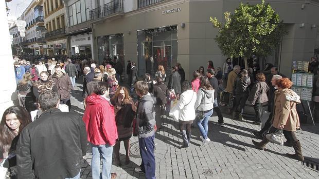 Muchas afluencia de público en las calles del Centro