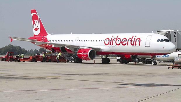 Un avión de Airberlin en el aeropuerto de Sevilla