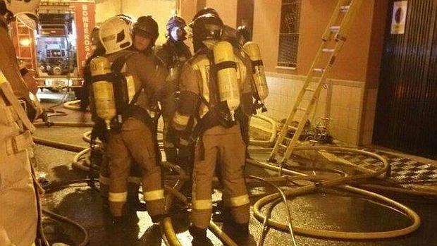 Los bomberos, en un momento de su intervención en la calle Pedro de Cieza