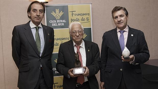 El padre Ángel junto a Manuel Ruiz y el presidente de Ancce, Juan Tirado