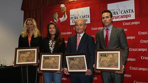 El padre Ángel apuesta por el valor de la solidaridad al recibir el premio Pura Raza Española