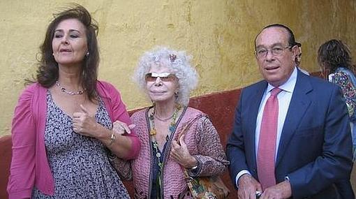 Carmen Tello, Cayetana de Alba y Curro Romero, en la plaza de Jerez