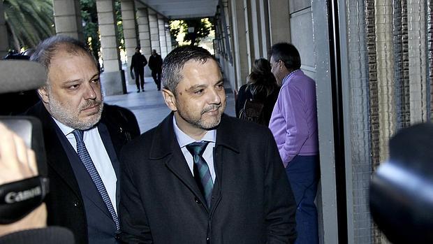 Fernando Mellet, acompañado de su abogado, entrando en los juzgados