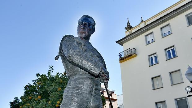 Monumento dedicado a Curro Romero junto a la Maestranza