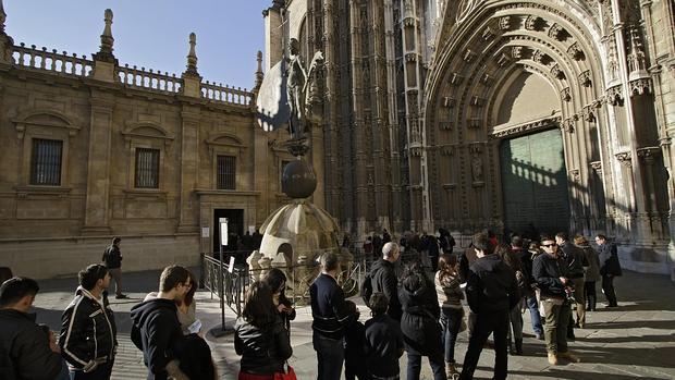 Turistas esperan para acceder a la Catedral de Sevilla