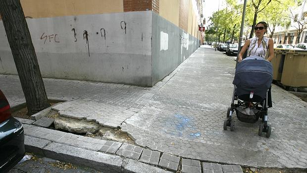 Muchos ciudadanos se caen en pavimentos como el de la imagen