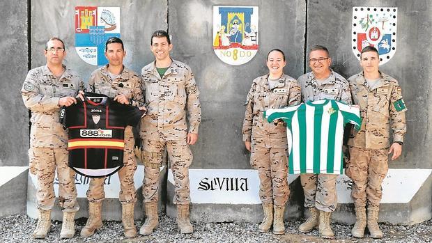 Los seis sevillanos con las camisetas de sus clubes