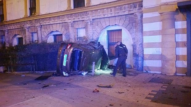 Un conductor novel ebrio empotra su coche en el Hospital San Lázaro de Sevilla