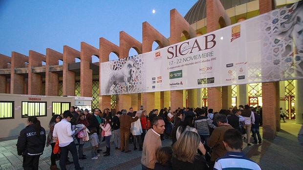 Colas en los accesos a Sicab