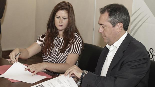 Espadas y Serrano, firmando el pacto PSOE-Participa