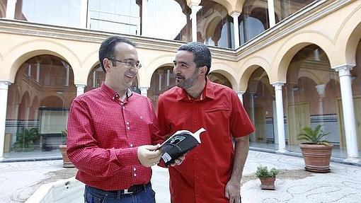 Luis Miranda y Daniel Ruíz García, ayer en la presentación del libro «Todo está bien»