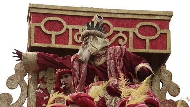 Cabalgata de Reyes en Sevilla 2016: La ilusión contra viento y marea