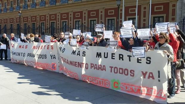 Manifestación para pedir a la Junta que todos los infectados de hepatitis C accedan accedan a las pastillas que curan la enfermedad