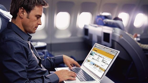 Un usuario de internet visita una página web de viajes para elegir destino