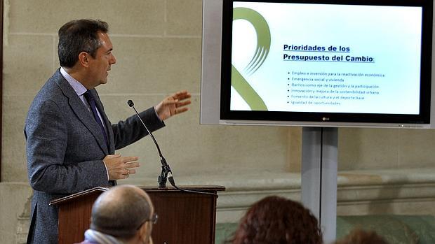 El alcalde, Juan Espadas, durante la presentación de las líneas maestras de su primer presupuesto