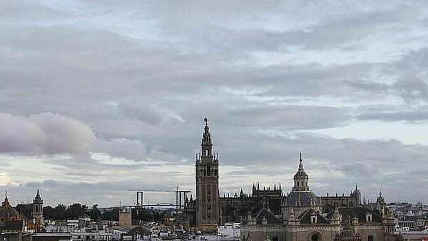 Vista del cielo de Sevilla nublado