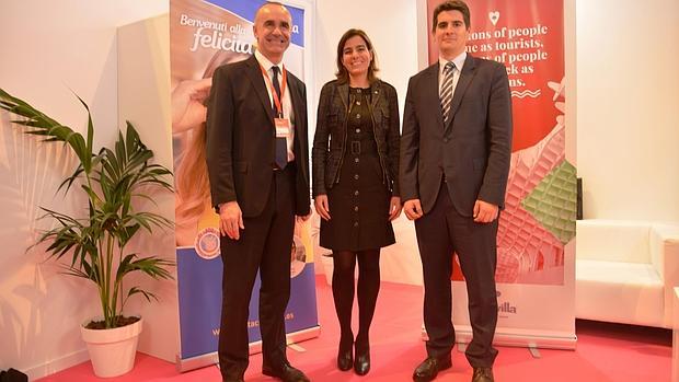 El delegado de Turismo del Ayuntamoiento, la directora general de Costa Cruceros en España y el director del aeropuerto, en Fitur